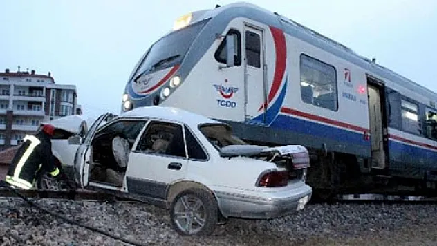 Yolcu treni otomobile çarptı: 1 ölü