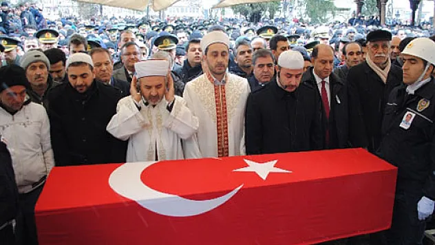 Şehit polisi 10 bin kişi uğurladı