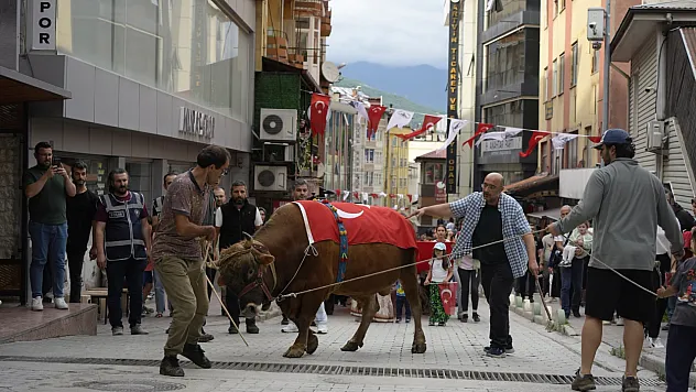 45. Kafkasör Festivali boğalı kortejle başladı