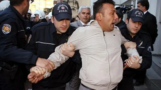 Kendilerini zincirleyen işçilere yaka paça gözaltı