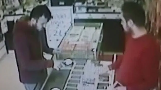 Kopyalanan kredi kartıyla telefon aldı