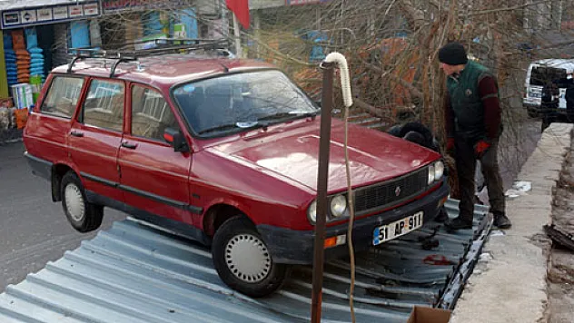 El freni çekilmeyen otomobil muhtarlığın çatısına düştü