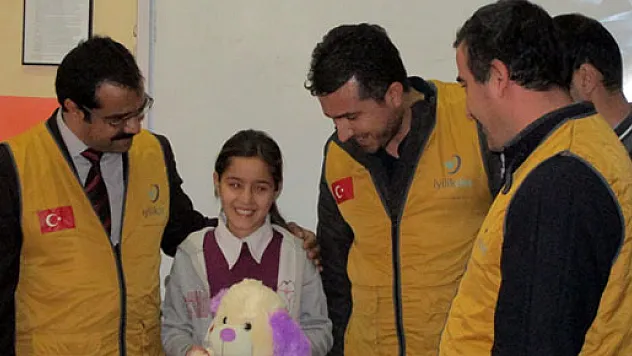 1 TL harçlığıyla bağış yapan minik öğrenciye burs