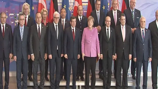 Davutoğlu, Berlin'de aile fotoğrafında yer aldı