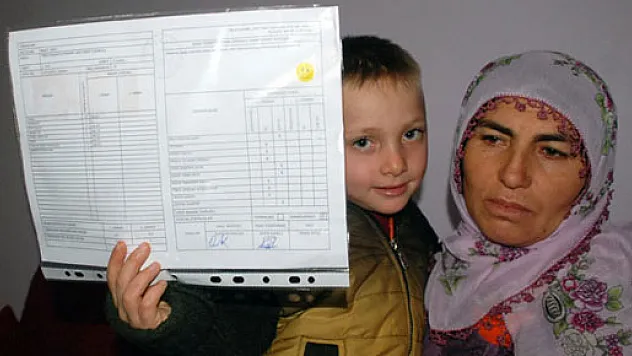 Kayıp çocuklardan Bayram'ın ikizi karnesini aldı