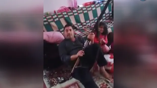 Tüfeği çocuklarına doğrultan baba gözaltına alındı
