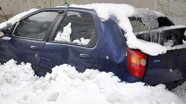 Çatıdan düşen kar kütlesi arabayı hurdaya çevirdi