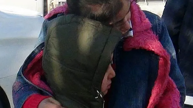 Kaza sonrası kardeşini sarılarak ısıttı