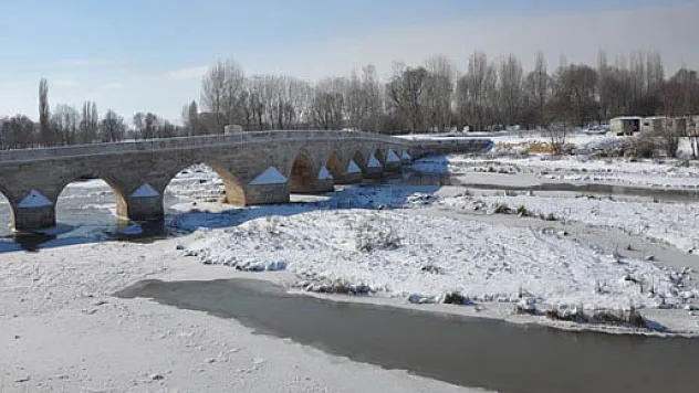 Eksi 20 derecede Kızılırmak buz tuttu