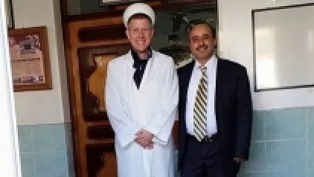 Alman turistin cübbeli cami ziyareti