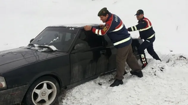 Yolda kalan araçlara jandarma yardımı