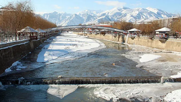 Oltu Çayı'ndan buz akıyor!