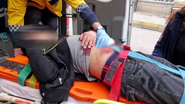 Arkadaşları 'O biçimsin' dedi o da kendini bıçakladı