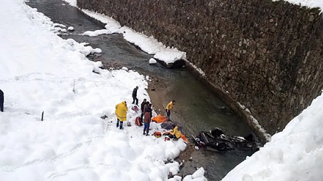 Otomobil dereye uçtu: 4 ölü, 2 yaralı