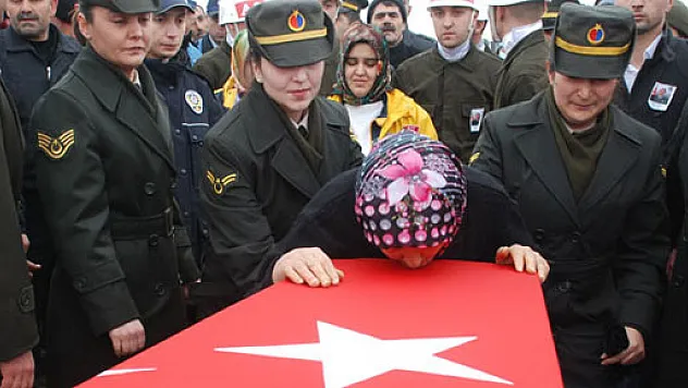 Yaralanan komutanını kurtarırken şehit düşmüş