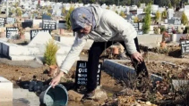 İzmir'de mezarları su bastı