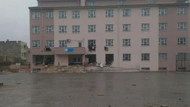 Teröristler okulu harabeye çevirdi