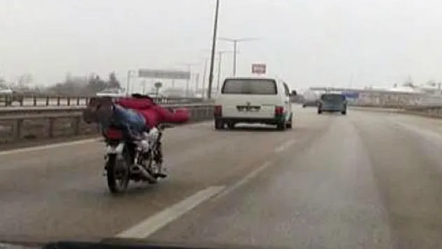 Otoyolda motosikletle şov yapan genç trafiği tehlikeye düşürüyor