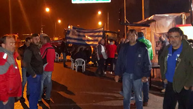 Yunan çiftçiler TIR sürücülerini mağdur etti