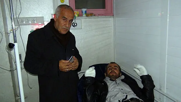 Babasını kurtarmak için ellerini feda etti