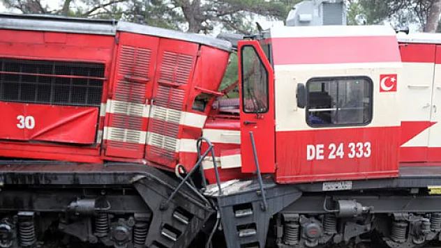İki tren kafa kafaya çarpıştı