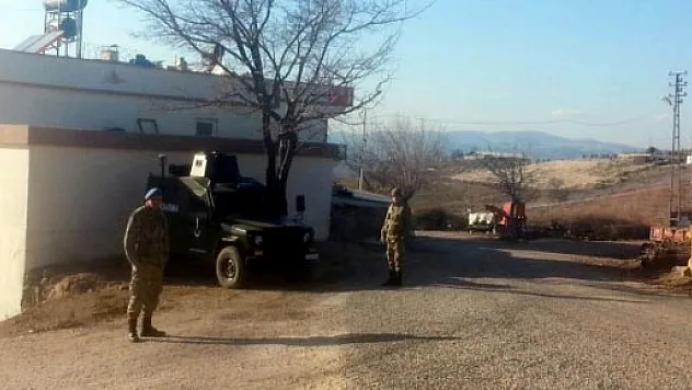 Jandarma köyü ablukaya aldı