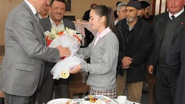 Plaket verdiler, istekte bulundular