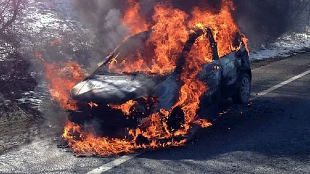 Otomobil alev topuna döndü