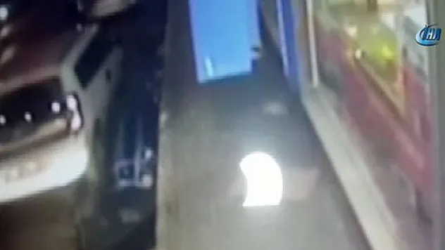 Cesedi cadde ortasına bırakırken görüntülendiler