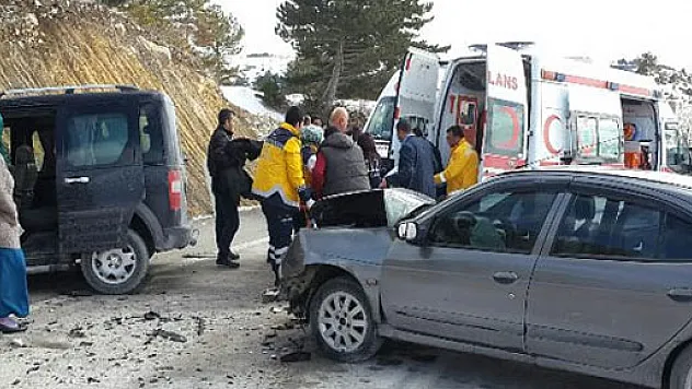 Kamyonet ile otomobil kafa kafaya çarpıştı: 7 yaralı