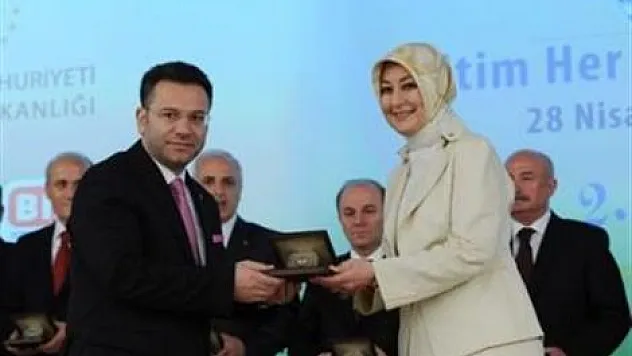 Fırst Lady Aksoy'a plaket verdi