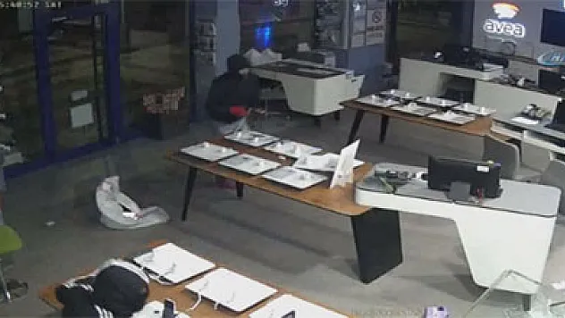 2 dakikada 40 bin liralık telefon çaldılar