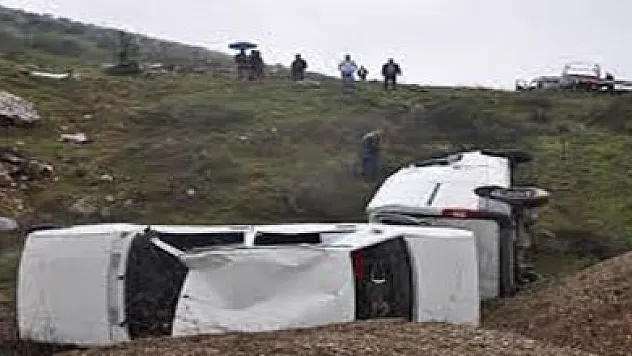 Çarpışan araçlar şarampole uçtu: 6 yaralı
