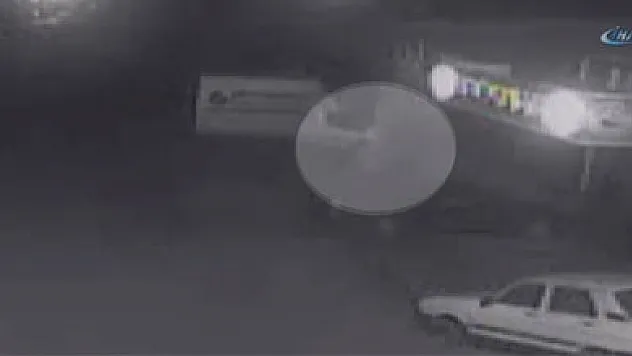 Gökyüzünden düşen buz kütlesi arabayı parçaladı