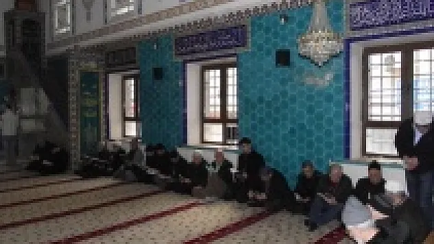 Bu camide cemaat kitap okuyor