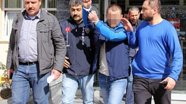 KİLİSE KAPISINI TEKMELEYENLER YAKALANDI