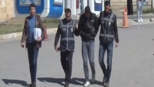 Telefon dolandırıcısı paralarla yakalandı