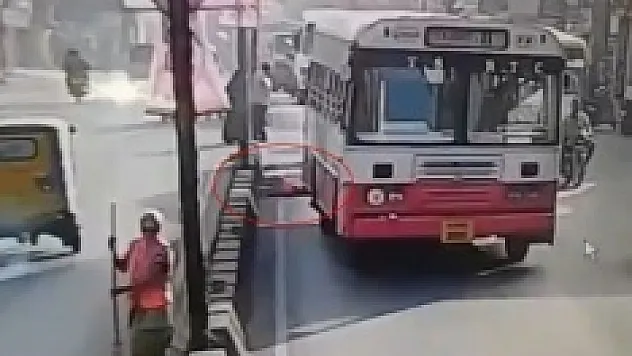 Temizlik işçisi otobüsün altında kaldı