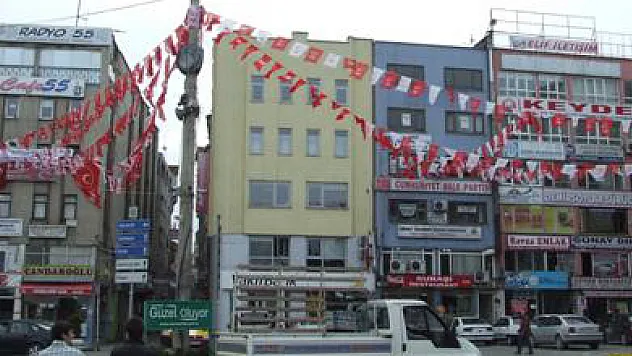 Çarşamba' da seçim heyecanı bayraklarla başladı