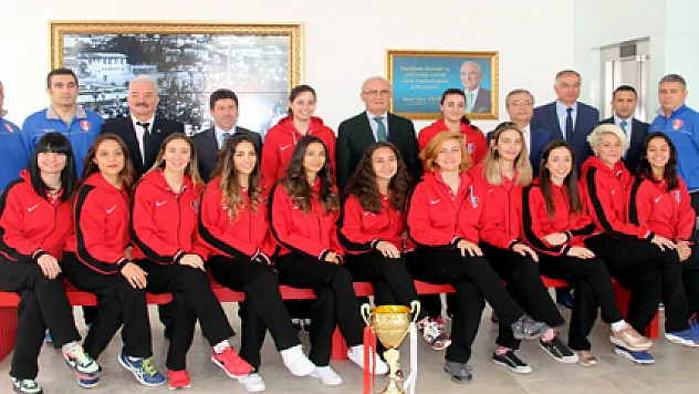 Şampiyon Voleybolcular, Kupayı Başkan Yılmaz'a Getirdi
