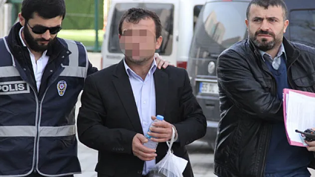 Polisin Tuvalette Unuttuğu Silahı Alınca Gözaltına Alındı