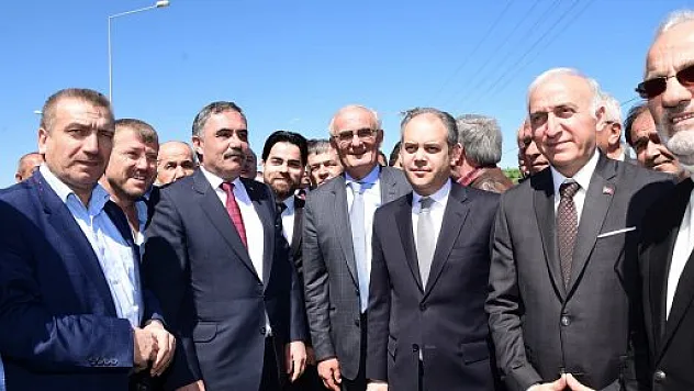 KONVOYUN ÖNÜNÜ KESİP TEŞEKKÜR ETTİLER