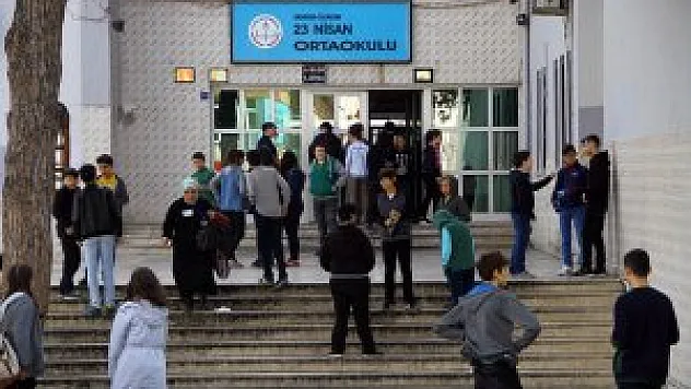 TEOG SINAVINDA ÖĞRENCİ VE VELİLER ARASINA OKUL BARİYERİ