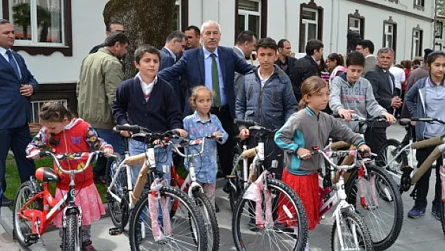 'SEN İSTE YETER, KANSER ÇEKER GİDER' RESİM SERGİSİ