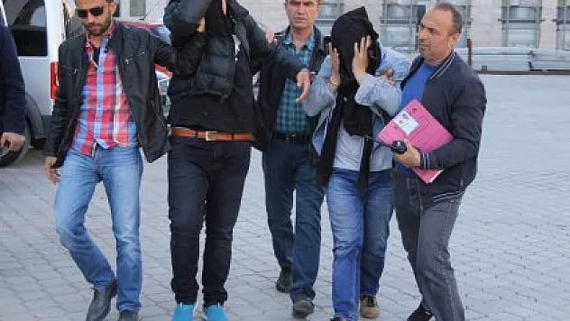 MARKETTEN İÇKİ ÇALIP SAHİLDE İÇTİLER