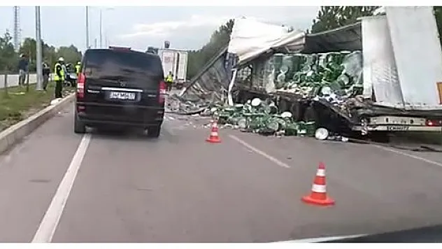 İKİ TIR ÇARPIŞTI, TRAFİK FELÇ OLDU