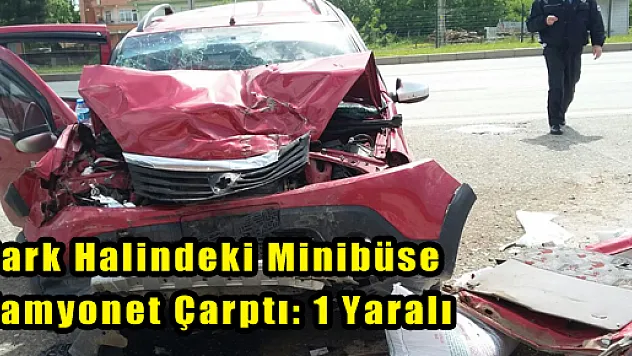 Park Halindeki Minibüse Kamyonet Çarptı: 1 Yaralı