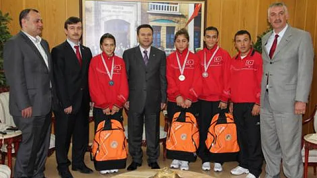 Şampiyon boksörlere validen altın