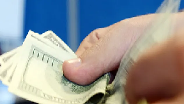 Dolar, düşmeye devam ediyor