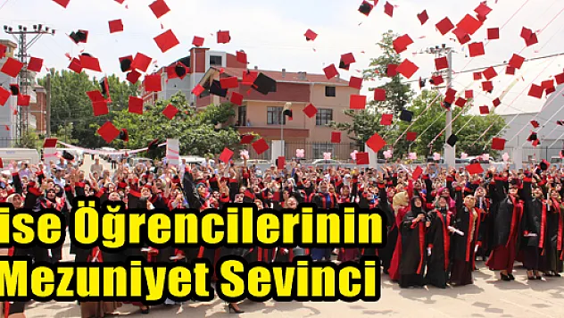 Lise Öğrencilerinin Mezuniyet Sevinci